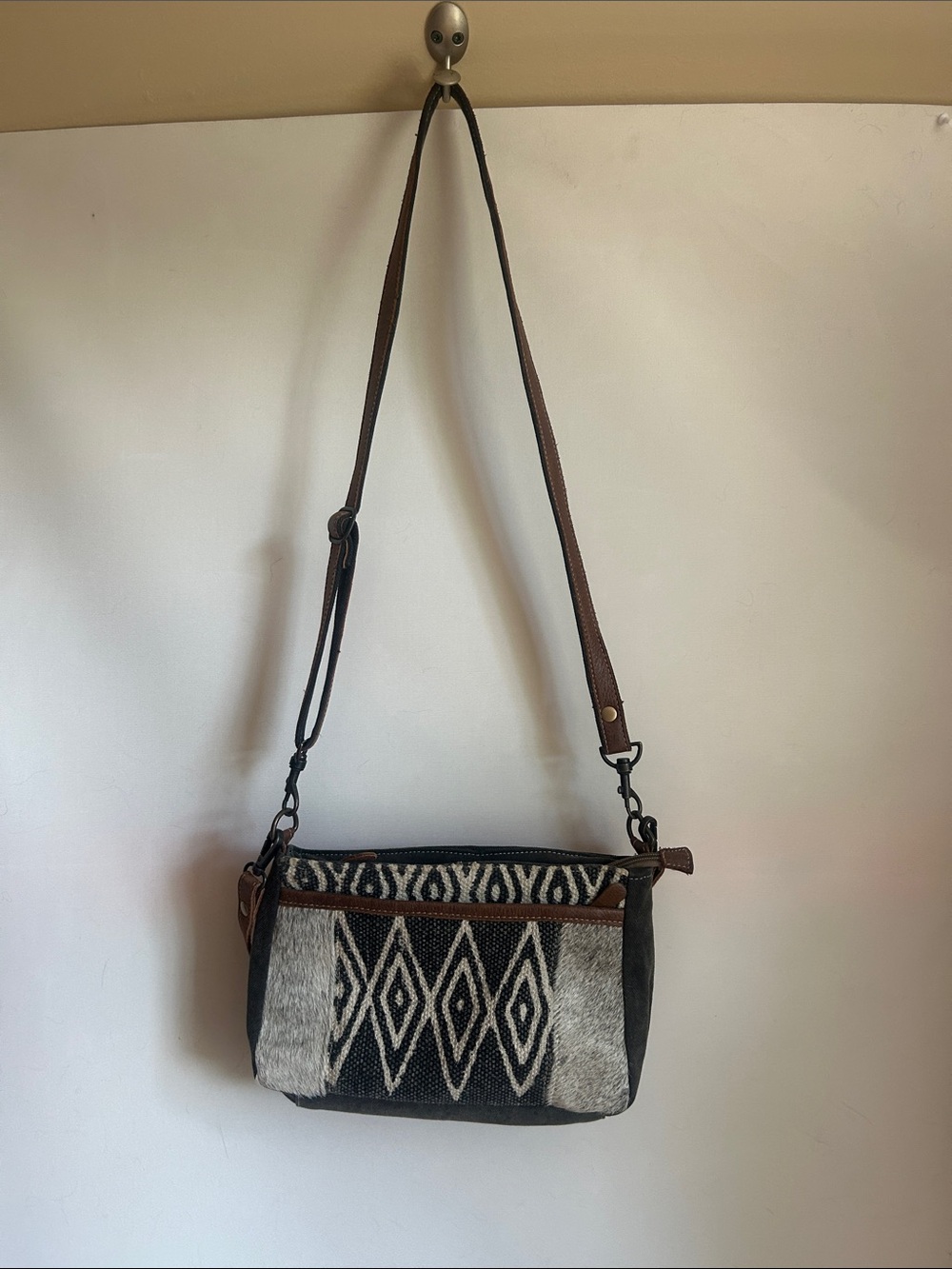 Mira mix medium shoulder Bag with Geometric Pattern - Brown/Black